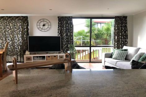 Photo of property in 32 Exeter Place, Unsworth Heights, Auckland, 0632