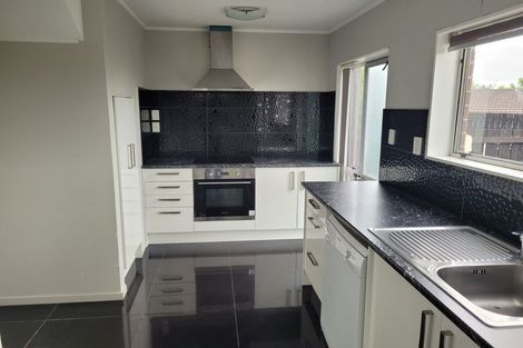 Photo of property in 15 Tiki Street, New Lynn, Auckland, 0600