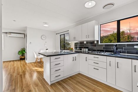 Photo of property in 12 Cameron Place, Ranui, Auckland, 0612
