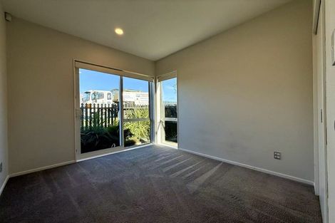 Photo of property in 35 Red Hills Road, Massey, Auckland, 0614