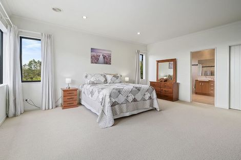 Photo of property in 102 Lake Panorama Drive, Henderson Valley, Auckland, 0612