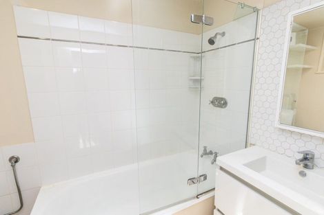 Photo of property in Victoria Court, 4u7 Queen Street, Mount Victoria, Wellington, 6011