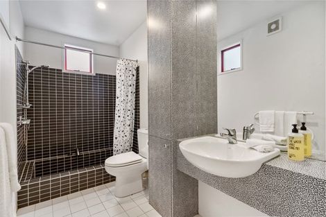 Photo of property in 2/2a Covil Avenue, Te Atatu South, Auckland, 0610