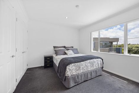 Photo of property in 8b Lupetti Rise, West Harbour, Auckland, 0618