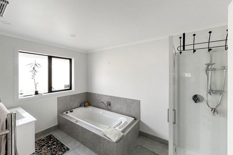 Photo of property in 26 Sardinia Grove, Fitzherbert, Palmerston North, 4410