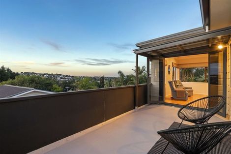 Photo of property in 1/52 Pupuke Road, Hillcrest, Auckland, 0627