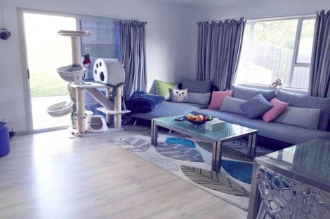 Photo of property in 1/17 Ayton Drive, Totara Vale, Auckland, 0629