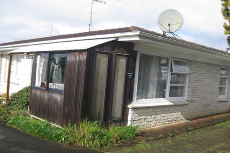 Photo of property in 1/15 Woodall Place, Totara Vale, Auckland, 0627