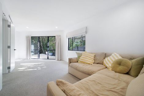 Photo of property in 2/15 Wernham Place, Northcote, Auckland, 0626