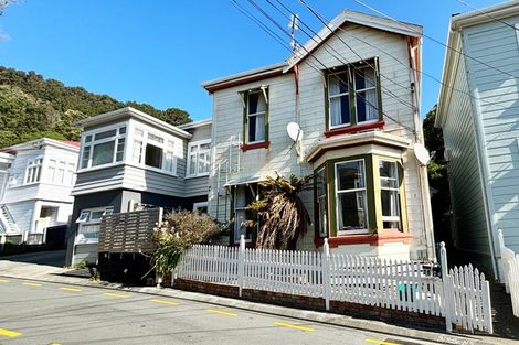 Photo of property in 4 Rixon Grove, Mount Victoria, Wellington, 6011