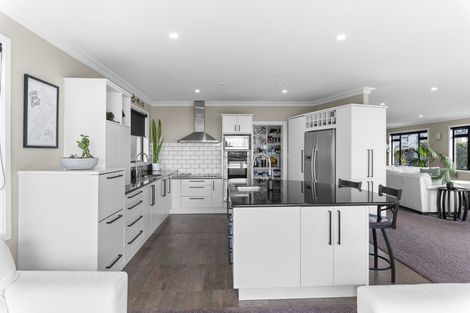 Photo of property in 1 Arden Place, Oakura, 4314