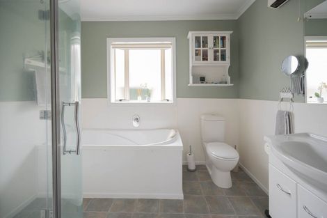 Photo of property in 1 Neeve Place, Taradale, Napier, 4112