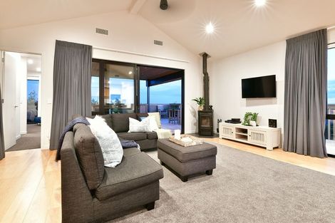 Photo of property in 240 Hillcrest Road, Wainui, 0931