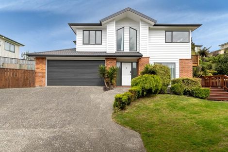 Photo of property in 5 Mcewen Crescent, Riverstone Terraces, Upper Hutt, 5018