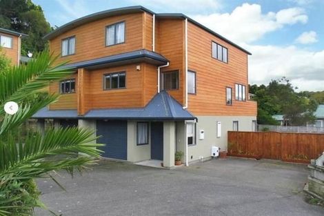 Photo of property in 2 Stella Grove, Newlands, Wellington, 6037