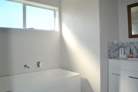 Photo of property in 21 Kingsbridge Place, Newlands, Wellington, 6037