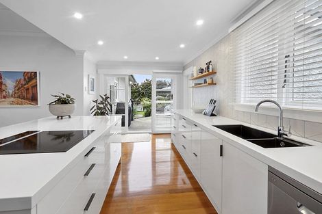 Photo of property in 70 Morley Street, New Plymouth, 4310