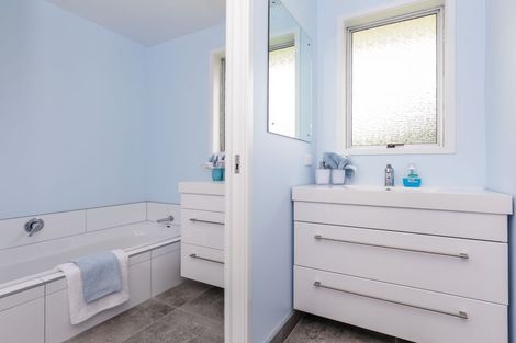 Photo of property in 16 Hinerau Street, Henderson, Auckland, 0612