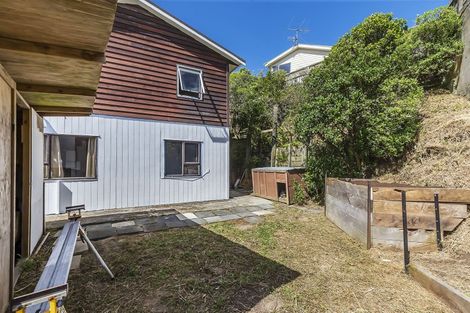 Photo of property in 16b Fernhaven Grove, Newlands, Wellington, 6037