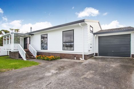 Photo of property in 2 Graham Avenue, Te Atatu Peninsula, Auckland, 0610