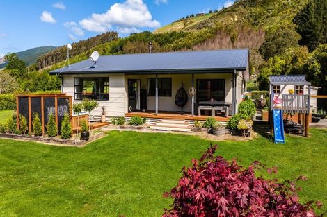Photo of property in 1058 Queen Charlotte Drive, Linkwater, Picton, 7281