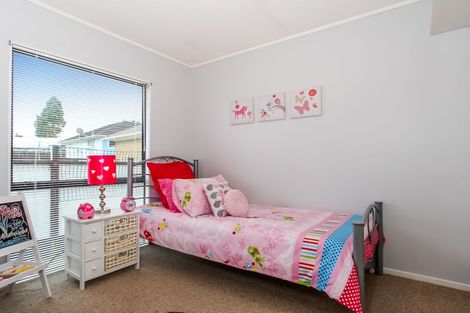 Photo of property in 2 Graham Avenue, Te Atatu Peninsula, Auckland, 0610