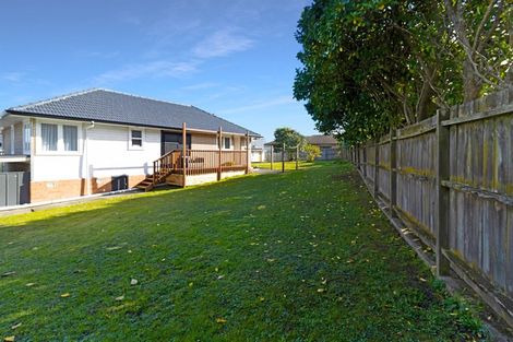 Photo of property in 25 Essex Street, Te Atatu South, Auckland, 0610