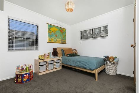 Photo of property in 1/10 Sevilla Place, Unsworth Heights, Auckland, 0632