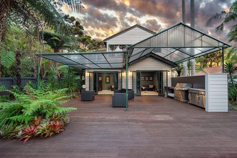 Photo of property in 28 Tyrico Close, Unsworth Heights, Auckland, 0632