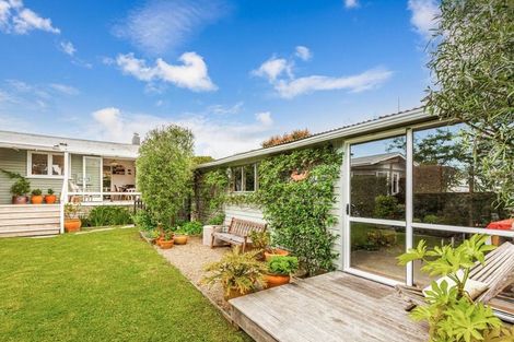 Photo of property in 55 Graham Avenue, Te Atatu Peninsula, Auckland, 0610