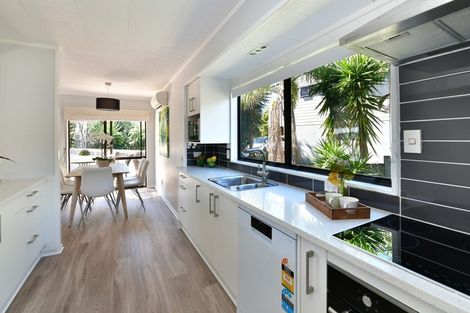 Photo of property in 3b Royalty Rise, Red Beach, 0932