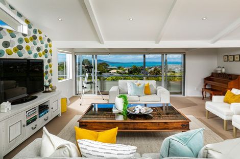 Photo of property in 25 Parr Terrace, Castor Bay, Auckland, 0620
