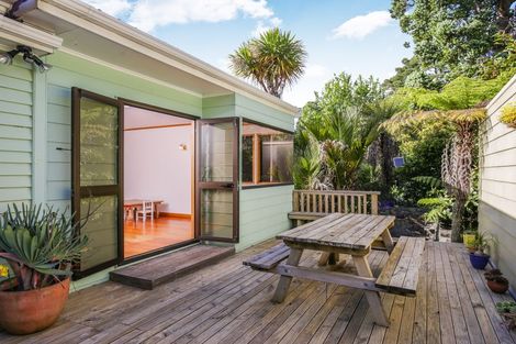 Photo of property in 2 Grovelands Way, Titirangi, Auckland, 0604