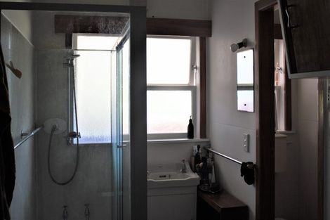 Photo of property in 34 Hungerford Road, Lyall Bay, Wellington, 6022