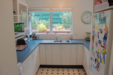 Photo of property in 40f2 Salford Street, Newlands, Wellington, 6037