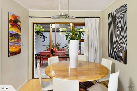 Photo of property in 15 Sunnynook Road, Forrest Hill, Auckland, 0620