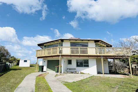 Photo of property in 1413 Whangaparaoa Road, Army Bay, Whangaparaoa, 0930