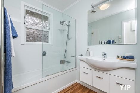 Photo of property in 14 Leona Way, Paparangi, Wellington, 6037