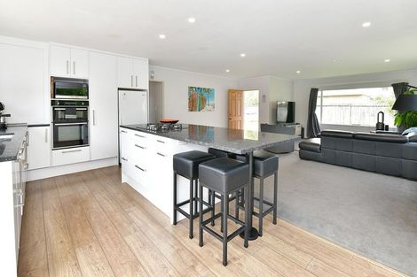 Photo of property in 80 Lakeside Drive, Orewa, 0931