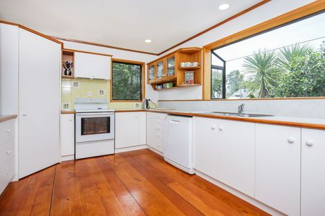 Photo of property in 2 Grovelands Way, Titirangi, Auckland, 0604