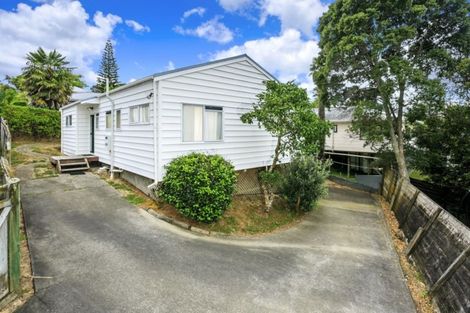 Photo of property in 2/15 Sunhaven Avenue, Glenfield, Auckland, 0629