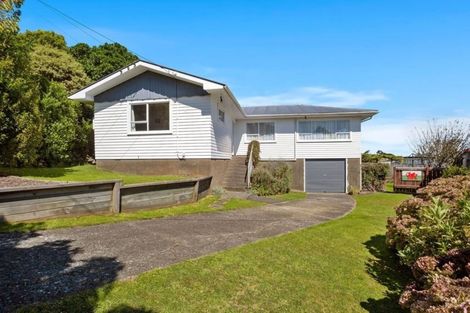 Photo of property in 12 Kinapori Terrace, Newlands, Wellington, 6037