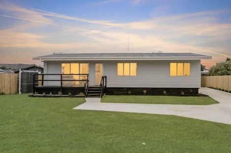 Photo of property in 25 Pukeroa Place, Papakura, 2110