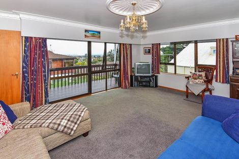 Photo of property in 1 Kingsclere Place, Goodwood Heights, Auckland, 2105