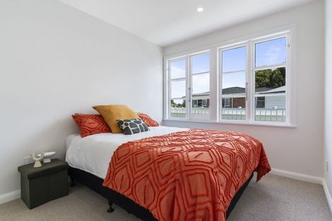 Photo of property in 24b Clinton Avenue, Te Atatu Peninsula, Auckland, 0610