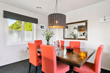 Photo of property in 9 Balmain Street, Newlands, Wellington, 6037