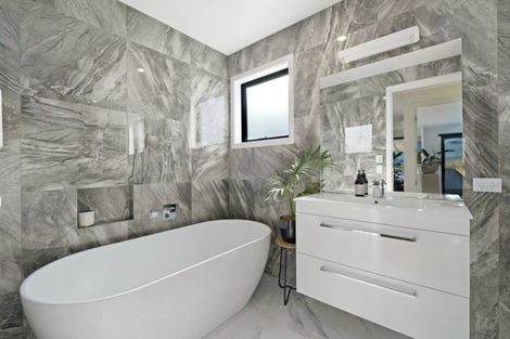 Photo of property in 35 Minaret Ridge, Wanaka, 9305