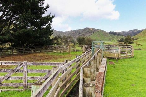 Photo of property in 2560 Rawhitiroa Road, Matemateaonga, Eltham, 4399