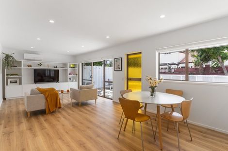 Photo of property in 3/4 Beach Road, Orewa, 0931