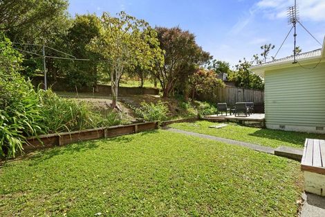 Photo of property in 17 Lane Crescent, Tawa, Wellington, 5028